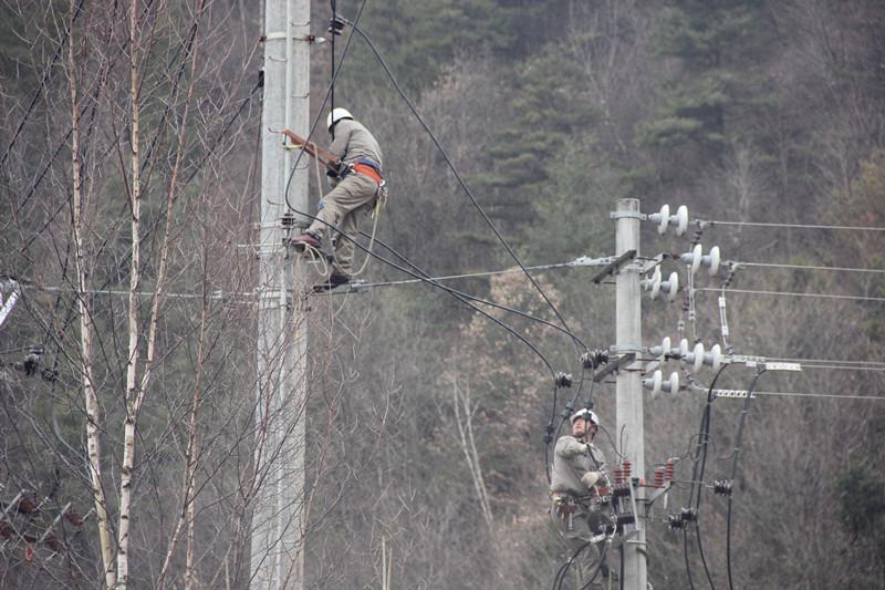 陜西地電留壩供電分公司：實施農(nóng)石線、索道線分網(wǎng)改造