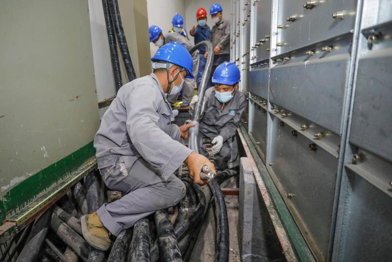 與時(shí)間賽跑，為生命加速 電力員工星夜鏖戰(zhàn)為醫(yī)院用電“增容”