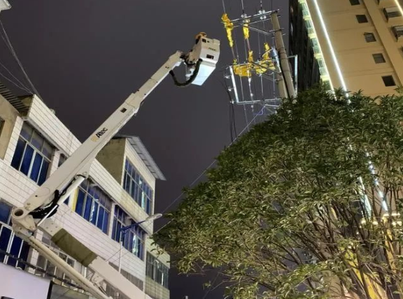 云南電網(wǎng)陸良供電局城區(qū)供電所冬夜搶修，杜絕用電隱患