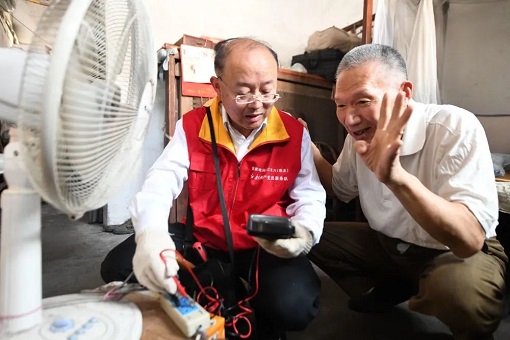 為愛(ài)點(diǎn)燈——記國(guó)網(wǎng)浙江慈溪市供電有限公司電力工人錢海軍