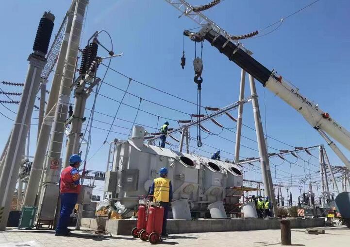 吊罩成功！主變大修工程為“綠色電”保駕護(hù)航