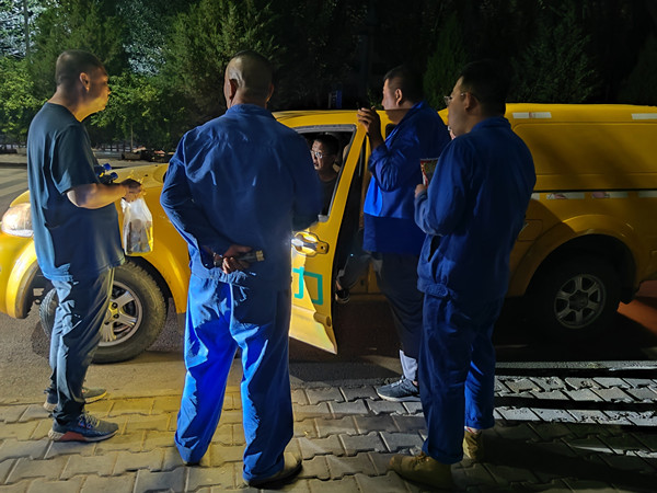 烏海市千里山供電公司千鋼供電所黑夜中的孤勇者，背抵黑暗守護光明