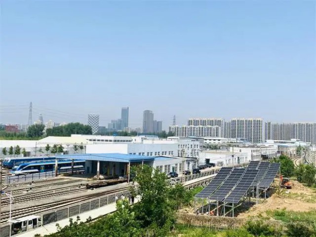 全國首個(gè)！英利集團(tuán)“光伏+鐵路”示范項(xiàng)目順利并網(wǎng)