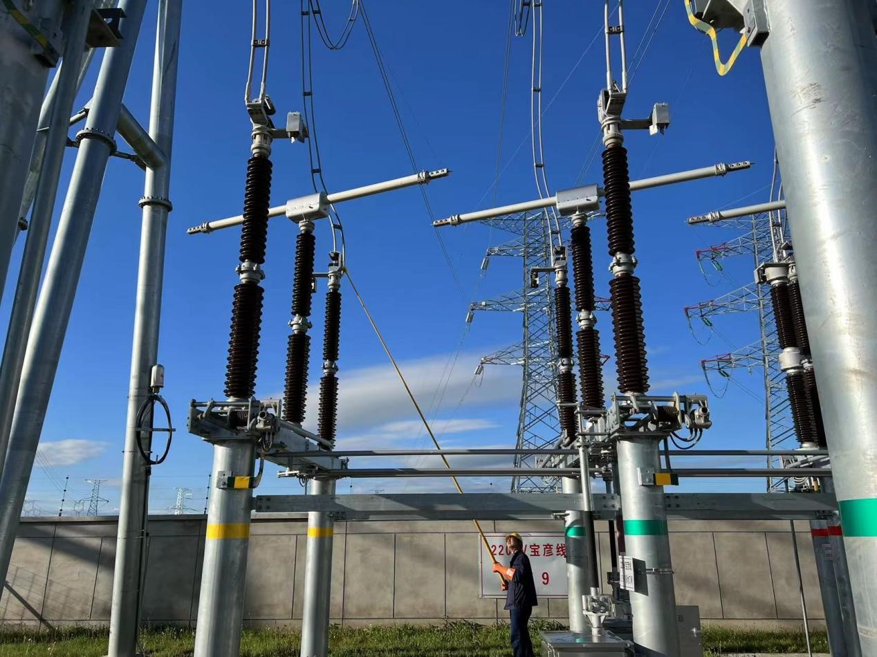 錫林郭勒超高壓供電公司圓滿完成塔寶I、II線間隔啟動(dòng)工作