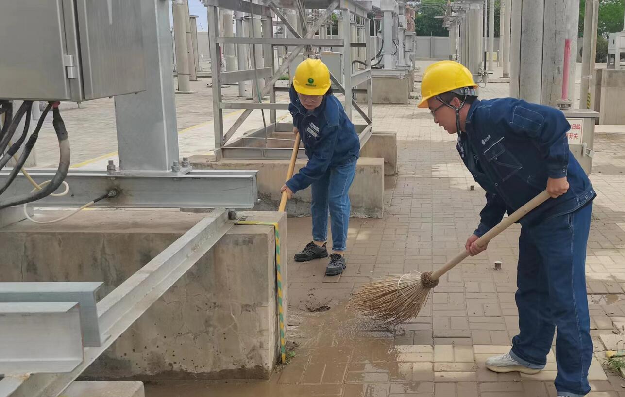 戈壁有雨，阿電人全力出擊保供電
