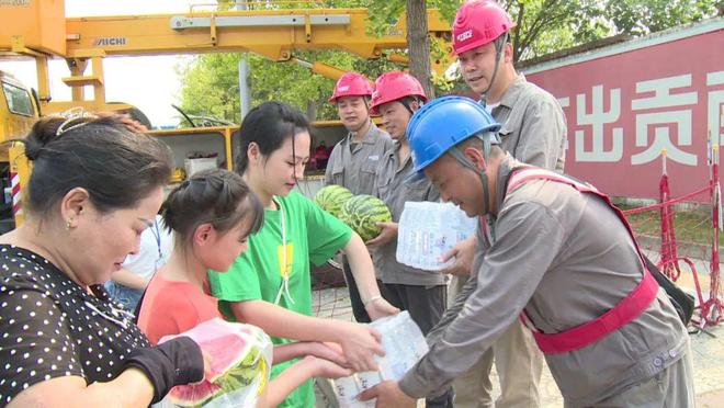 四川什邡：電力工人高溫保電忙，社區(qū)群眾熱情慰問表感謝