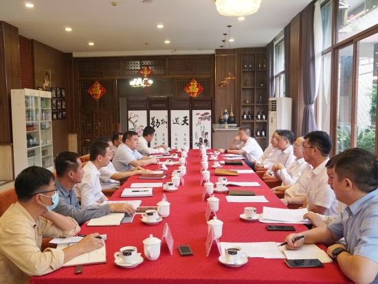 中國電建黨委常委、副總經(jīng)理徐鵬程與海南萬寧市委書記蓋文啟、市長王三防座談