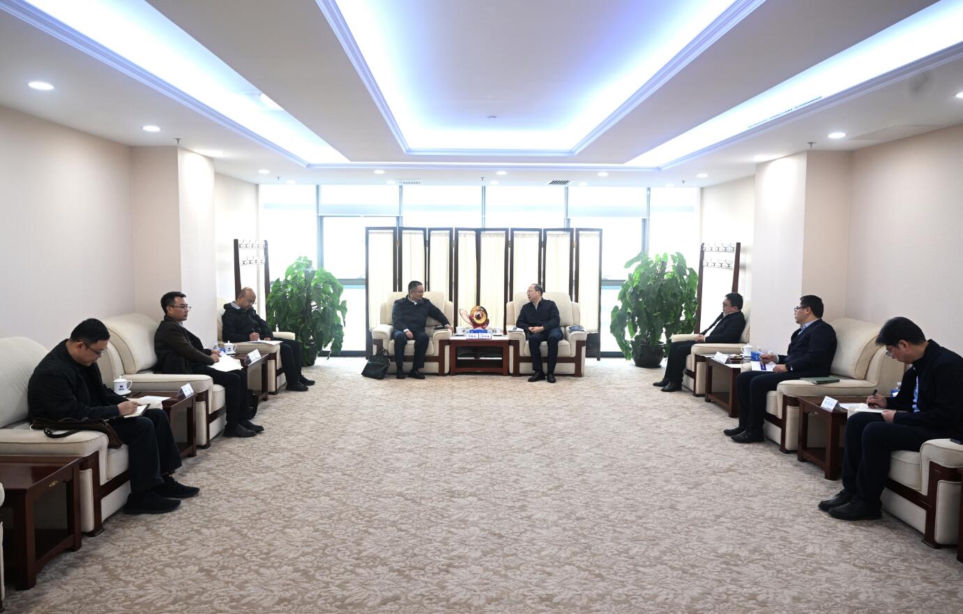 中國電建黨委常委、副總經(jīng)理徐鵬程與西藏開發(fā)投資集團黨委書記、董事長祁騰武會談