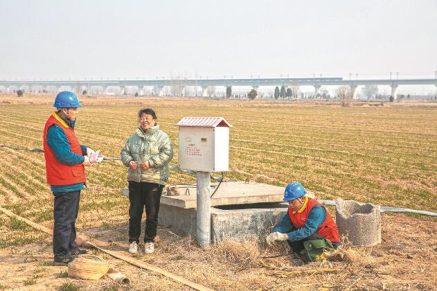 山東省梁山縣：黃河灘區(qū)上，井在地頭，電到井口
