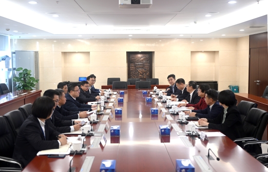 中國電建黨委常委、副總經(jīng)理王小軍與中國華電集團(tuán)黨組成員、副總經(jīng)理李旭紅會談