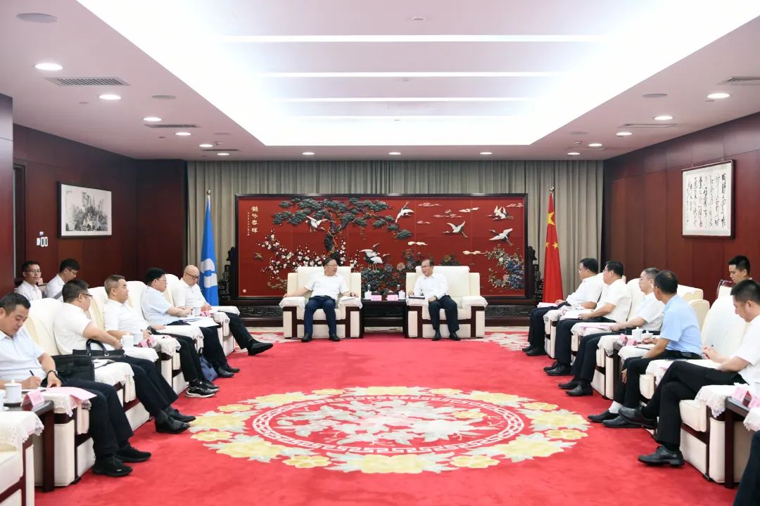 江毅與廣西壯族自治區(qū)人民政府黨組成員、國資委黨委書記秦如培舉行會談