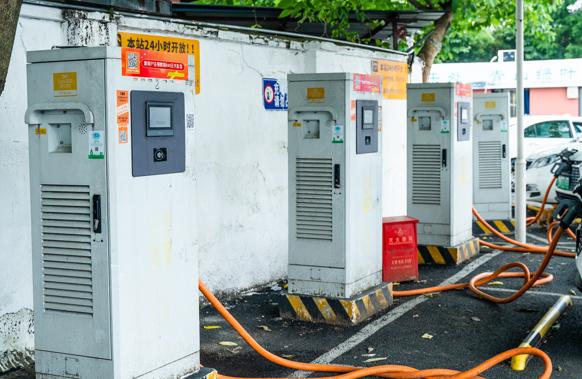新能源汽車日漸增多，充電樁使用亂象如何管?