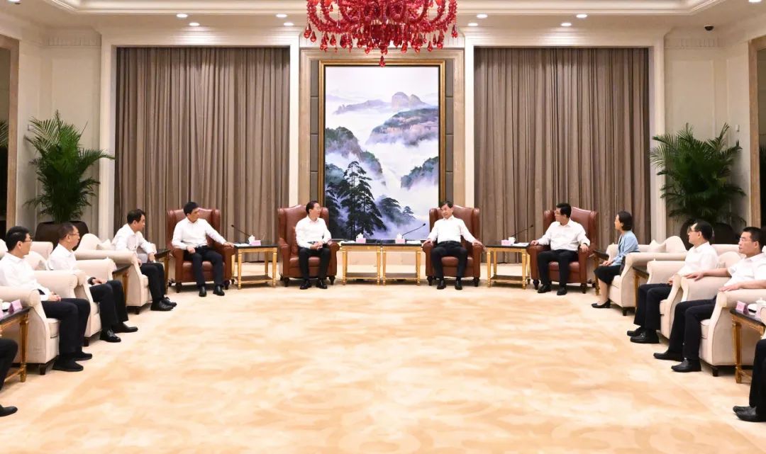 國家電網(wǎng)公司董事長、黨組書辛保安與福建省委書記周祖翼、省長趙龍會談