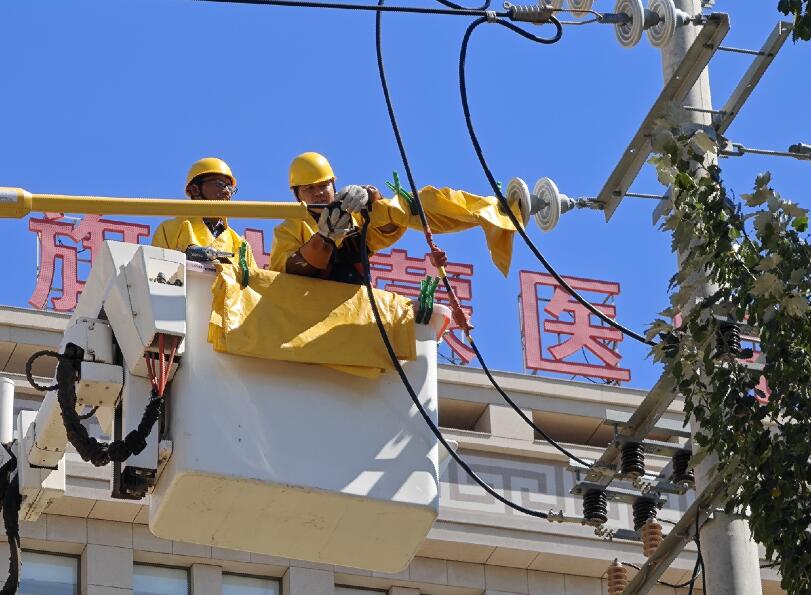 阿拉善供電公司迎夏峰帶電消缺，保醫(yī)電“汗”衛(wèi)民生