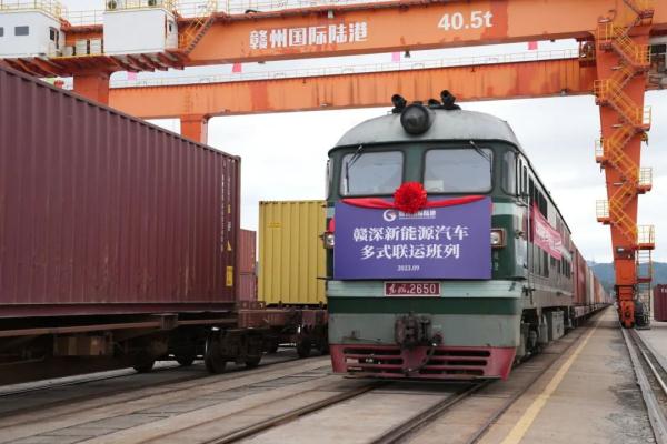 國產(chǎn)新能源汽車，坐火車“出?！?