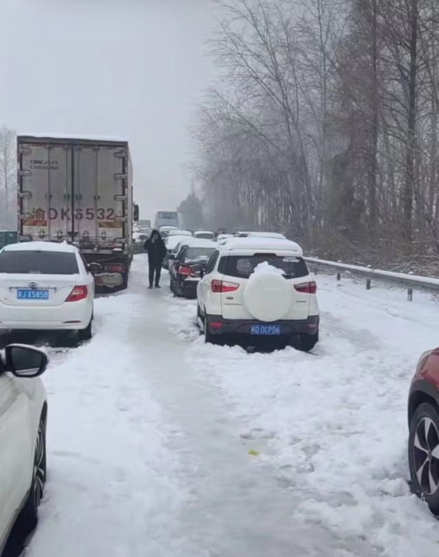 湖北凍雨暴雪導(dǎo)致高速公路堵塞，電動(dòng)汽車再現(xiàn)“趴窩”