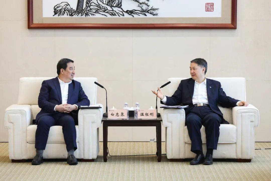 中國電氣裝備董事長白忠泉、總經(jīng)理周群拜訪中國華能董事長溫樞剛