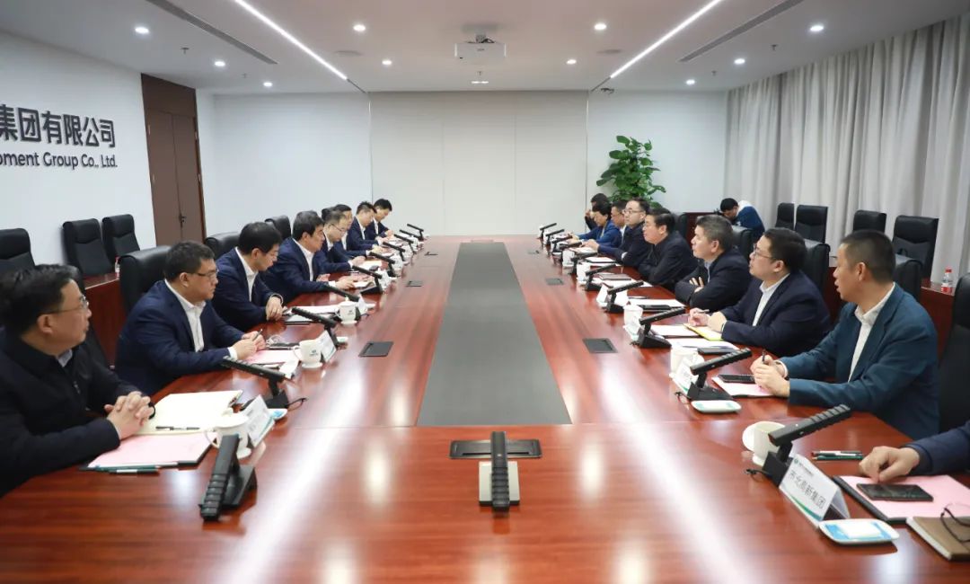 中國電氣裝備黨委書記、董事長白忠泉會見上海市靜安區(qū)委書記于勇