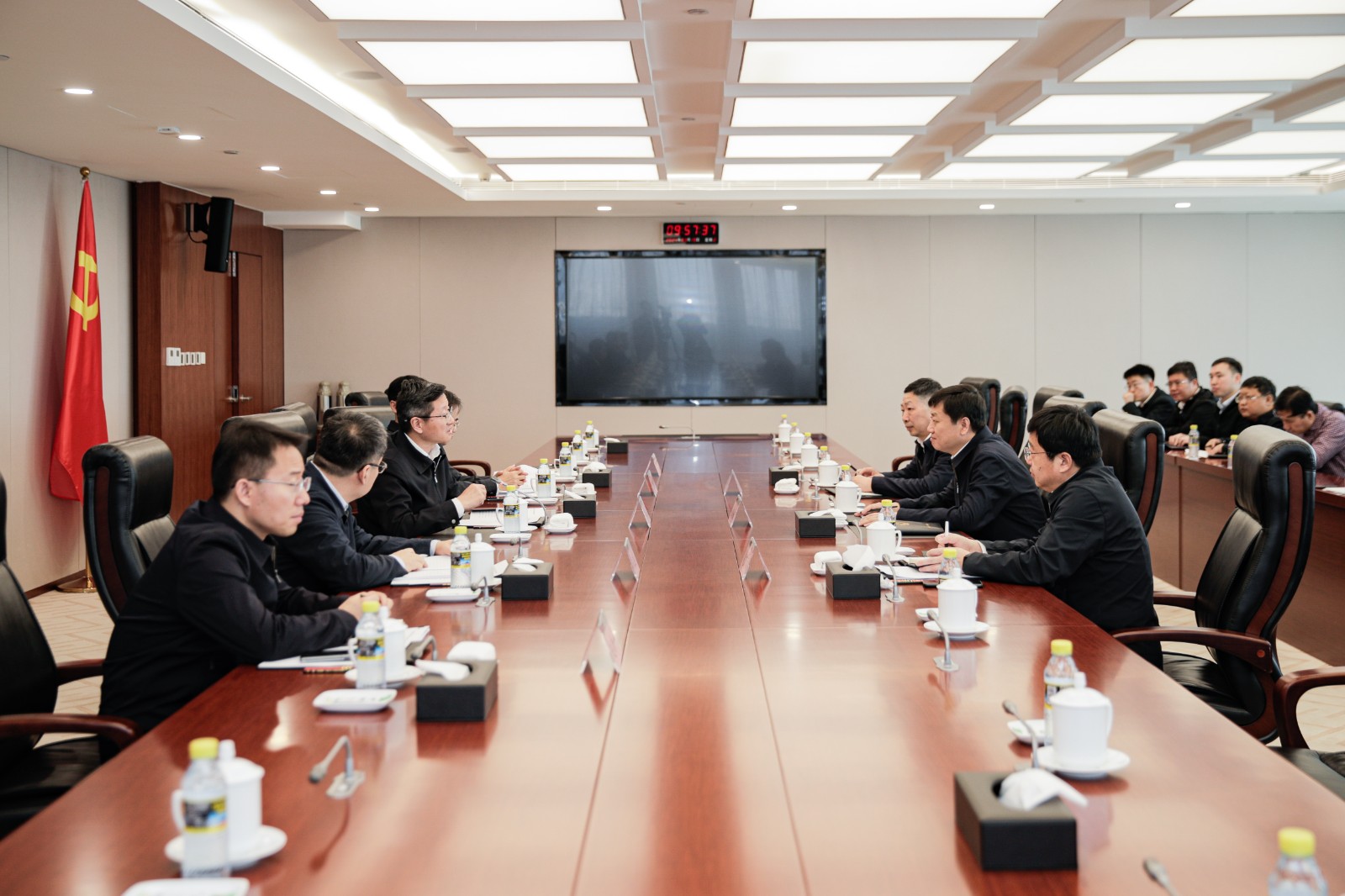 國家能源集團總經(jīng)理、黨組副書記余兵會見衡水市委副書記、市長董曉航