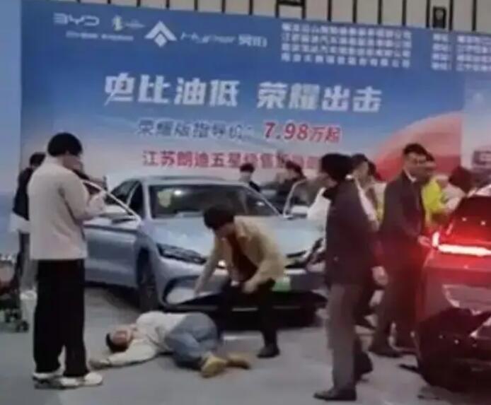 突然啟動(dòng)!參展車撞傷5人，車企最新回應(yīng)