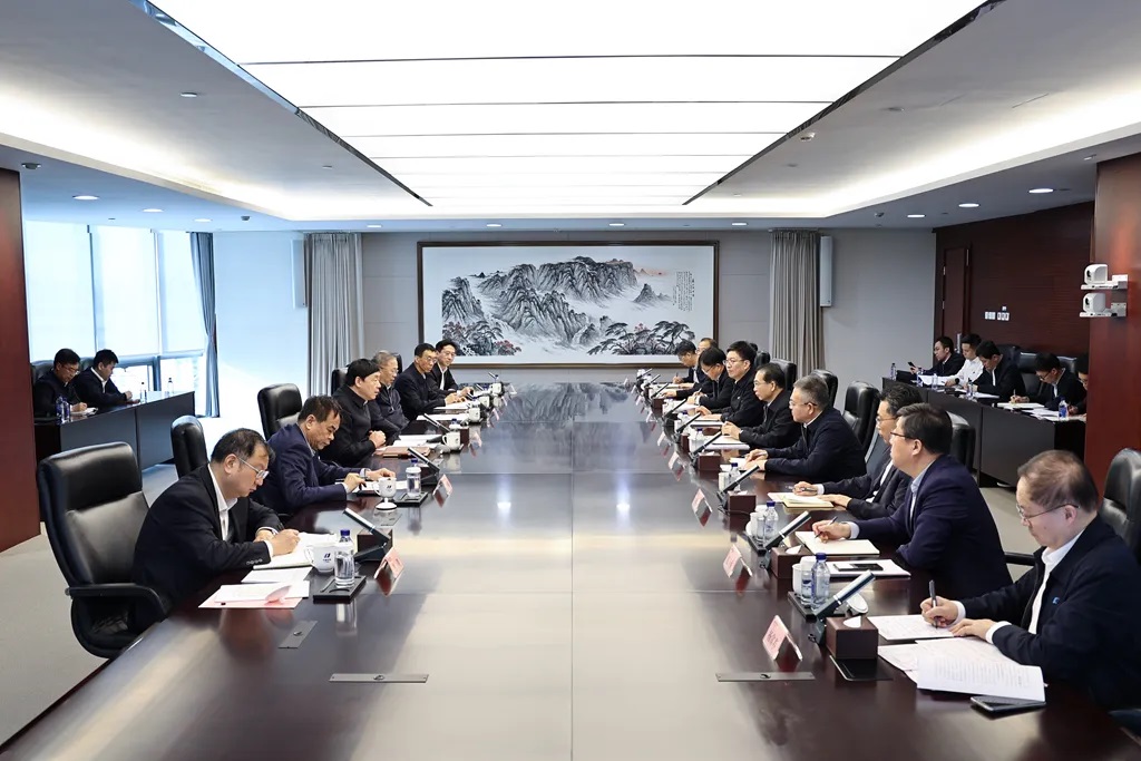 華電集團(tuán)董事長(zhǎng)江毅、總經(jīng)理葉向東與國(guó)家電網(wǎng)董事長(zhǎng)、黨組書(shū)記張智剛會(huì)談