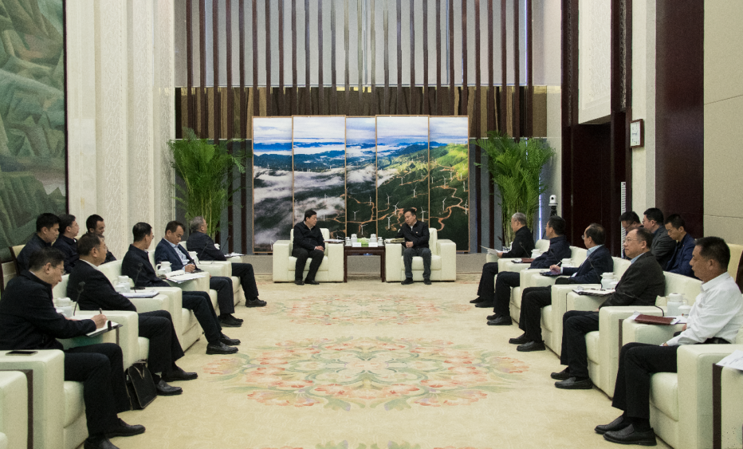 國(guó)家電投董事長(zhǎng)劉明勝、總經(jīng)理栗寶卿與國(guó)家電網(wǎng)公司董事長(zhǎng)、黨組書(shū)記張智剛會(huì)談