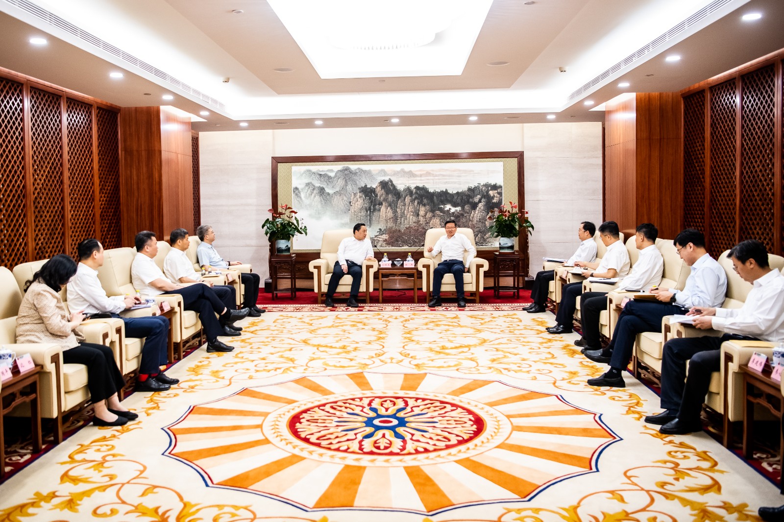 國(guó)家能源集團(tuán)公司總經(jīng)理、黨組副書記余兵會(huì)見(jiàn)鎮(zhèn)江市委書記馬明龍一行