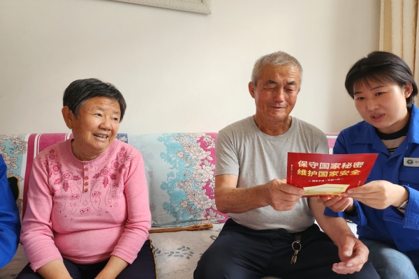 內(nèi)蒙古電力公司烏海千里山供電公司黨支部、工會、團支部（青工委）開展“蒙電愛心光明行”保密宣傳活動
