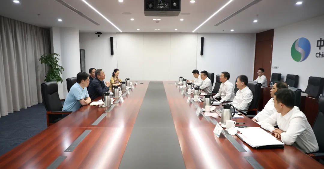 中國(guó)電氣裝備李洪鳳董事長(zhǎng)、周群總經(jīng)理會(huì)見(jiàn)上海市經(jīng)信委副主任戎之勤