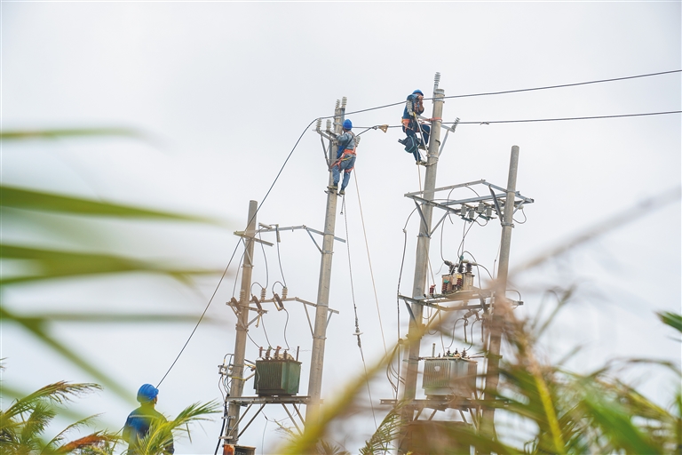 保亭、三亞等多個市縣供電隊伍全力支援文昌搶修復(fù)電
