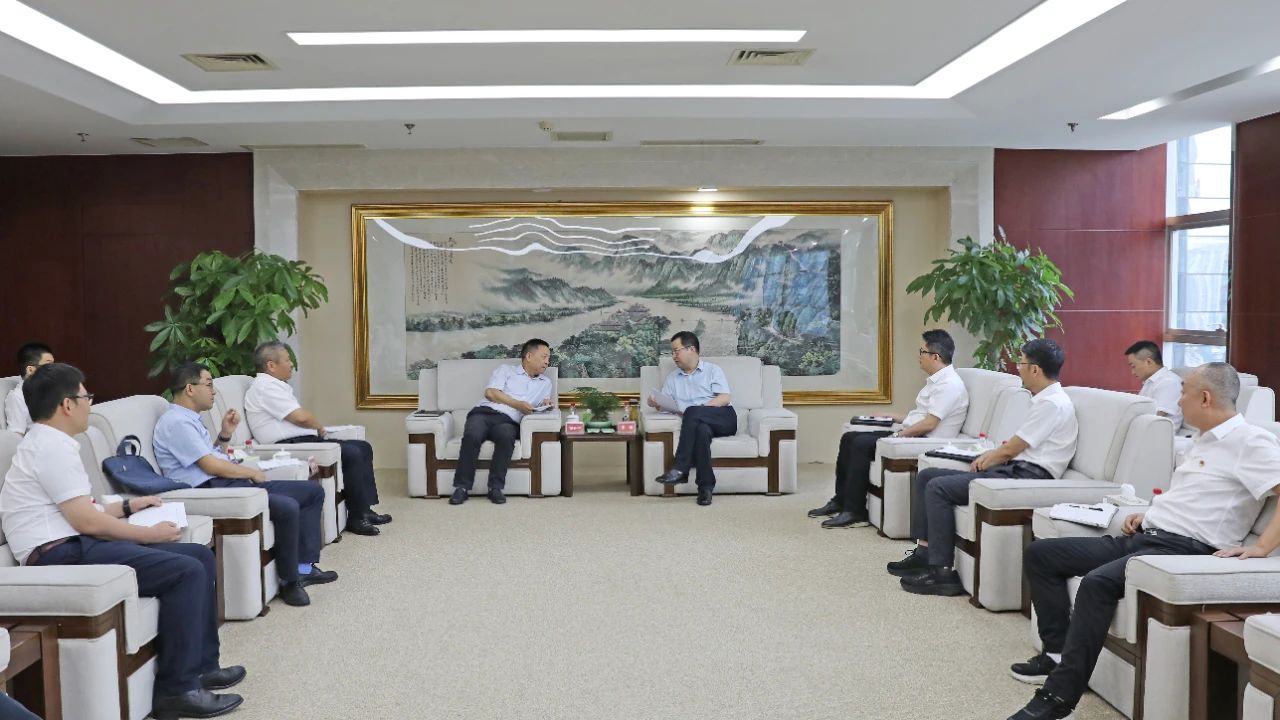 大唐四川公司黨委書記、董事長(zhǎng)梁華與水電十局黨委書記、董事長(zhǎng)范開(kāi)平會(huì)談