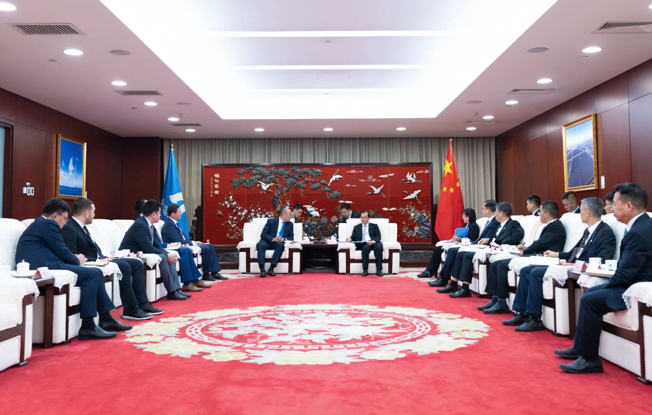 華電集團(tuán)董事長(zhǎng)、黨組書記江毅與哈薩克斯坦工業(yè)和建設(shè)部部長(zhǎng)哈納特·沙爾拉帕耶夫會(huì)談