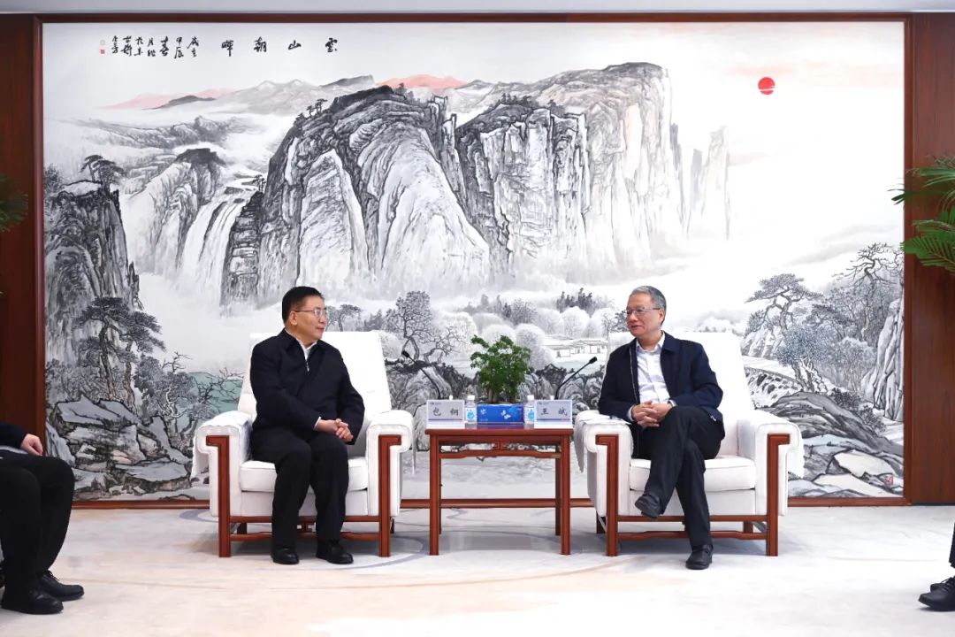 中國電建黨委副書記、總經(jīng)理王斌與內(nèi)蒙古自治區(qū)黨委常委、呼和浩特市委書記包鋼會談