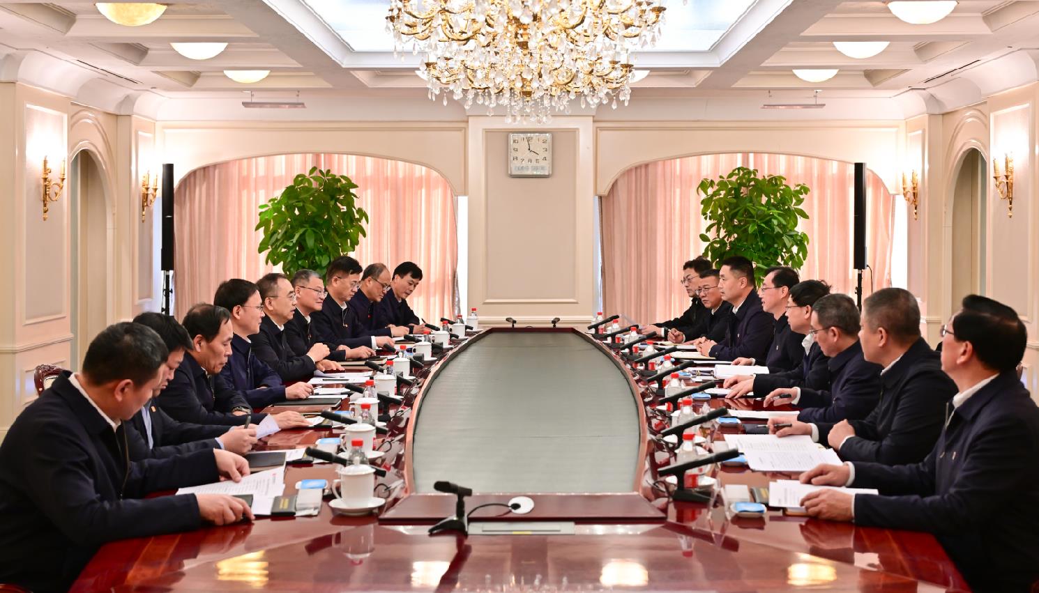 大唐集團董事長鄒磊、總經(jīng)理張傳江與中國安能董事長陳奕輝、總經(jīng)理周慶豐會談