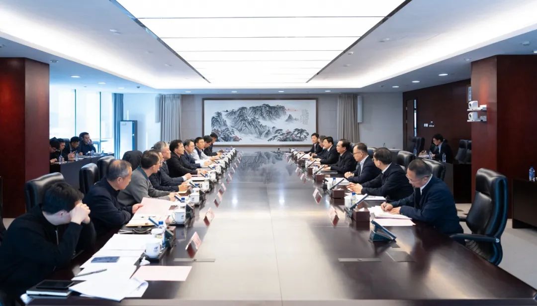 華電集團(tuán)董事長(zhǎng)、黨組書記江毅與北京市政府黨組成員、副市長(zhǎng)文獻(xiàn)舉行會(huì)談