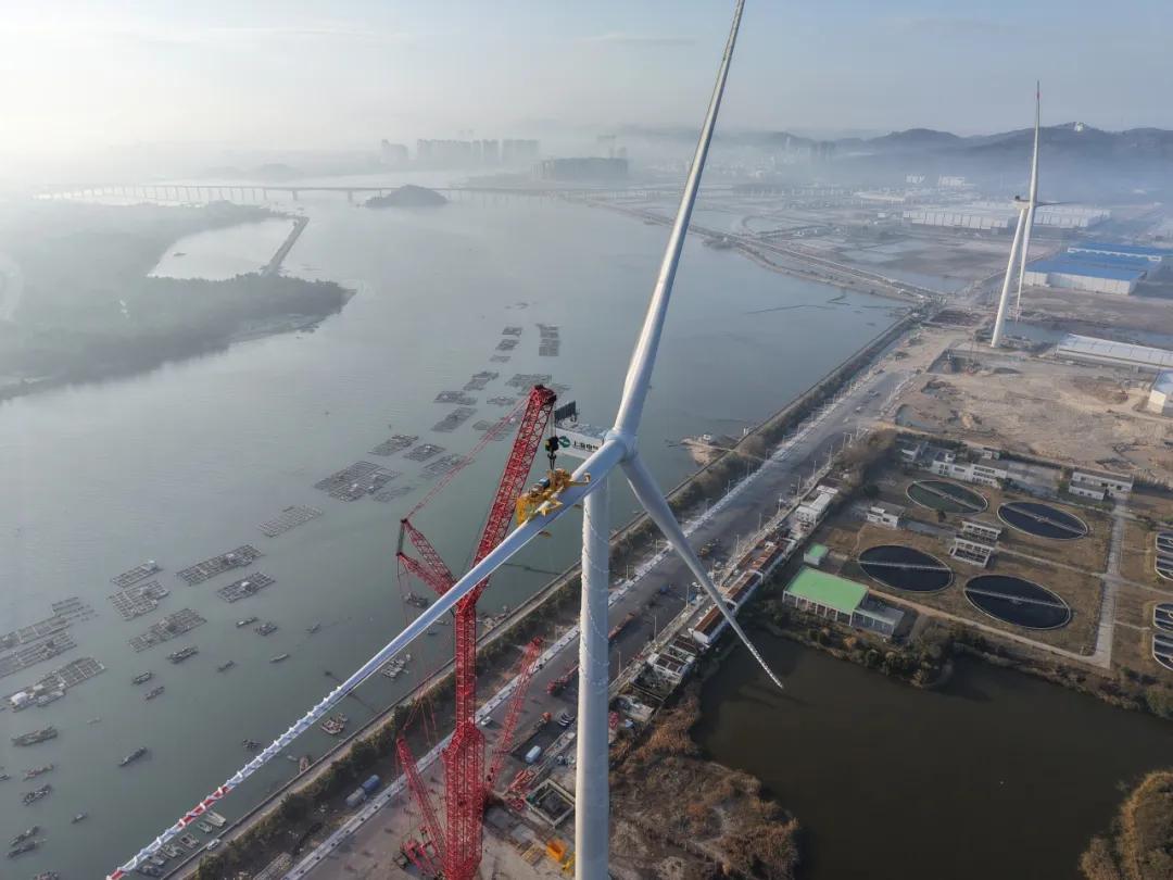 電氣風電海神平臺EW14.0-270機組成功吊裝